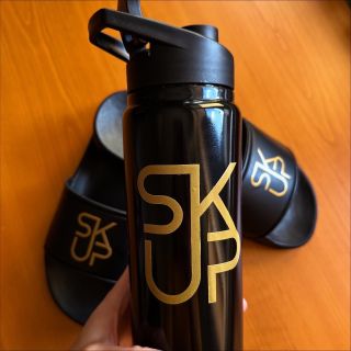 Další ukázka zakázky reklamních předmětů, tentokrát boty a láhev✨🩴 Tvoříme zakázky pro týmy i jednotlivce!🤩 Mrkni na nás...