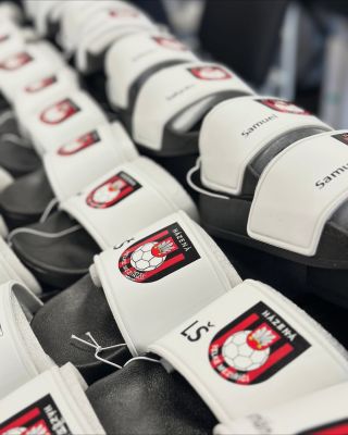 Nová týmová výbava právě dorazila!🖤🤍 Pantofle na míru pro házenkářský tým - každé jméno, každý detail👣 👉Mrkni na video i...