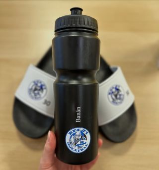 🏒 Hotová zakázka pro hokejbalový tým Pantofle a sportovní lahve s vlastním potiskem, připravené vyrazit do akce 💪 Jednotný...
