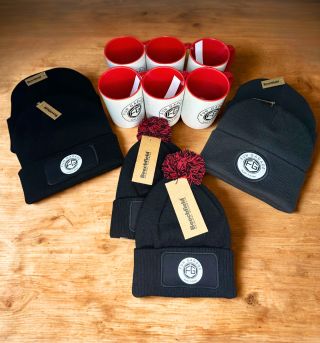 Hotovo ✔️ Pletené zimní čepice s bambulí a hrneček s vlastním potiskem – perfektní zakázka pro děti i dospělé ☕🧶 Kvalitní...